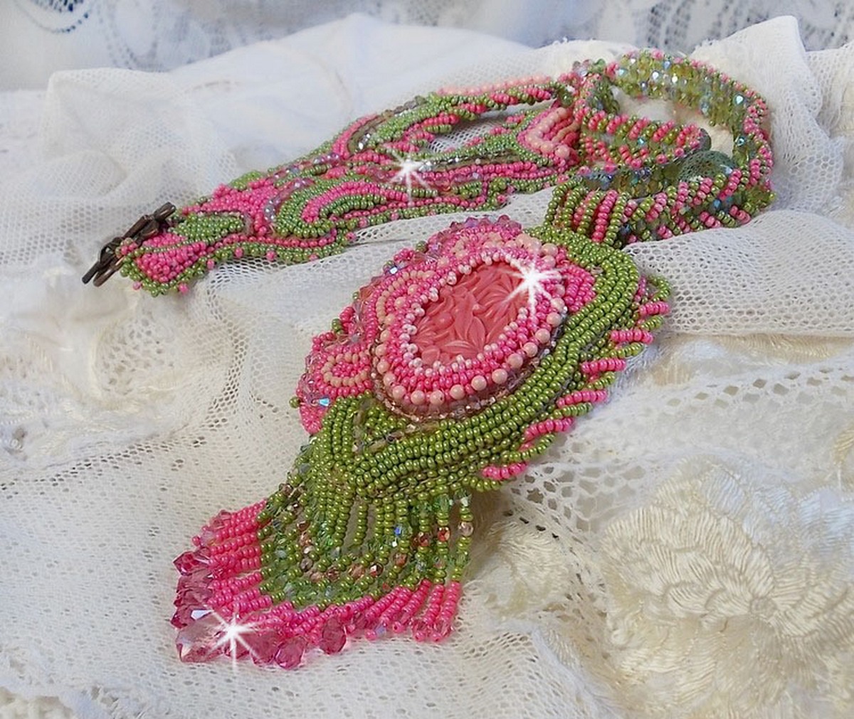 Colar Miss Lady bordado com contas de sementes verdes e rosa e um cabochon de resina