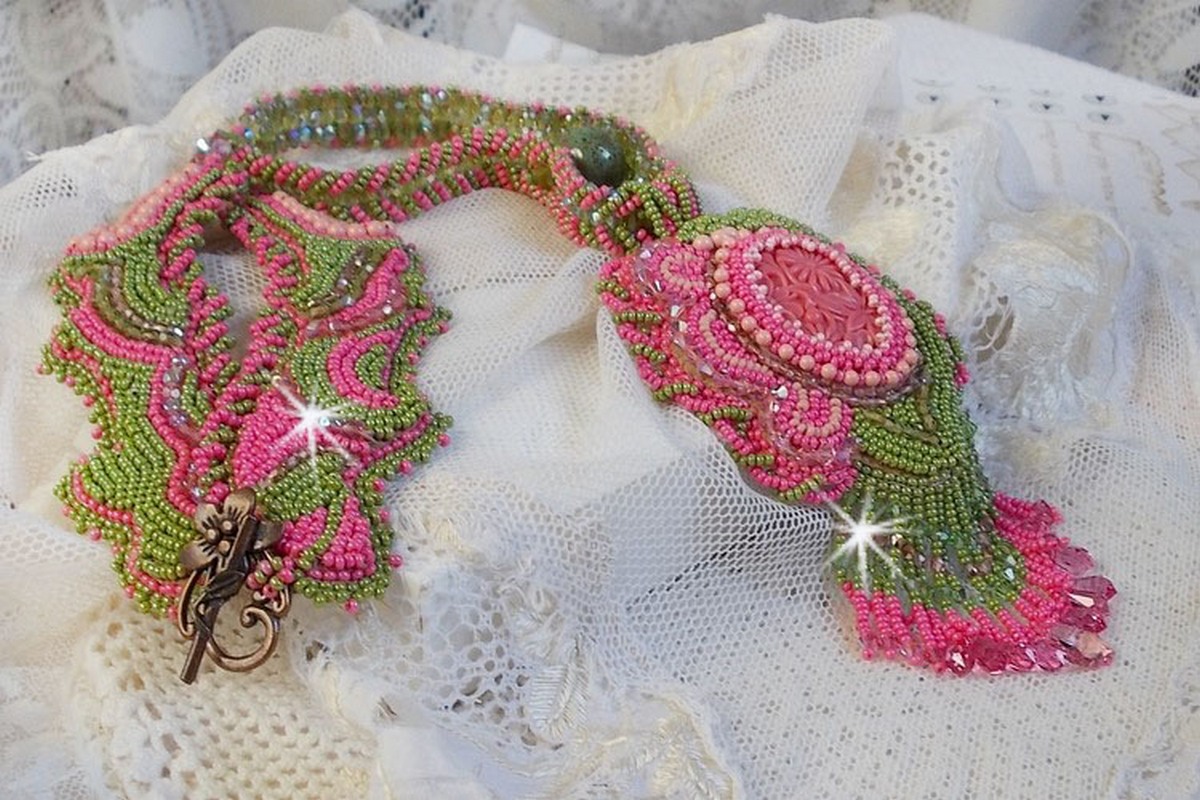 Colar Miss Lady bordado com contas de sementes verdes e rosa e um cabochon de resina