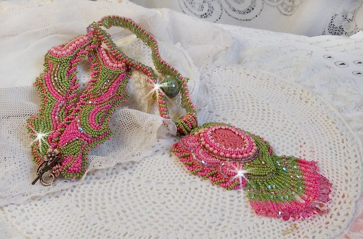 Colar Miss Lady bordado com contas de sementes verdes e rosa e um cabochon de resina