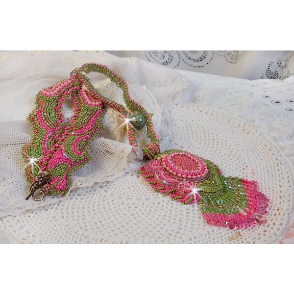 Colar Miss Lady bordado com contas de sementes verdes e rosa e um cabochon de resina
