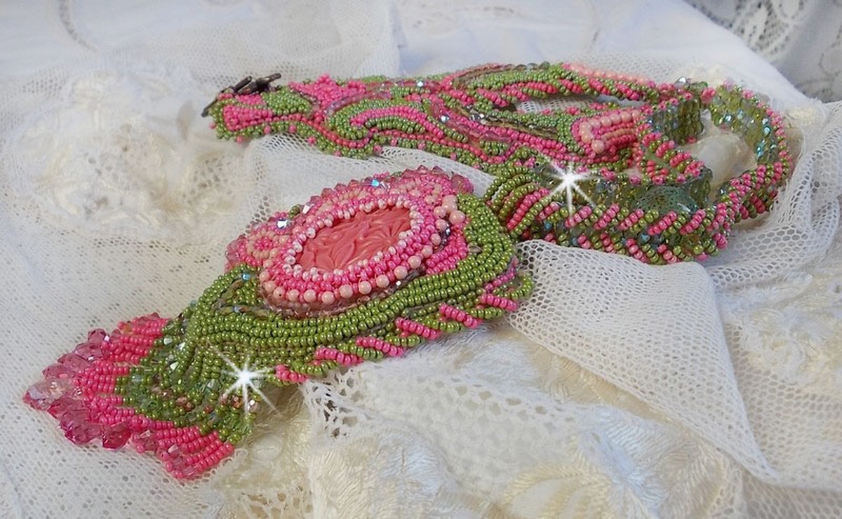 Colar Miss Lady bordado com contas de sementes verdes e rosa e um cabochon de resina