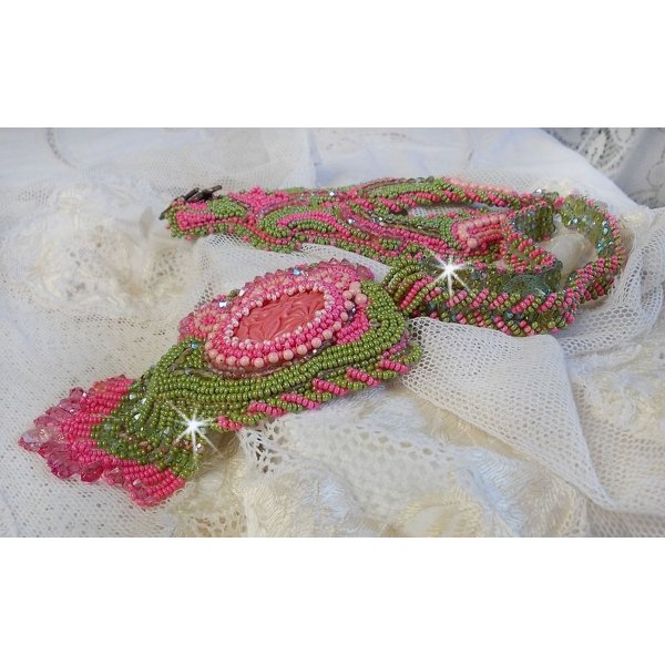 Colar Miss Lady bordado com contas de sementes verdes e rosa e um cabochon de resina