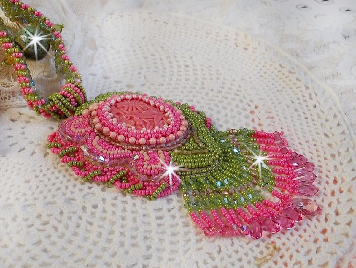 Colar Miss Lady bordado com contas de sementes verdes e rosa e um cabochon de resina