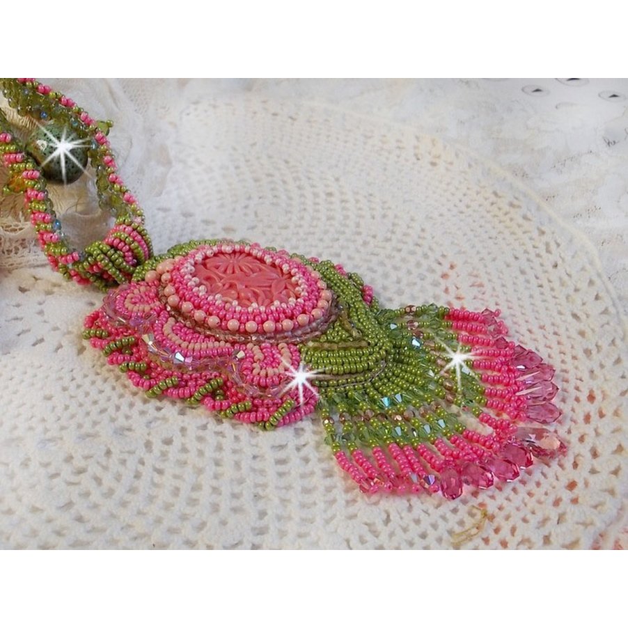 Colar Miss Lady bordado com contas de sementes verdes e rosa e um cabochon de resina