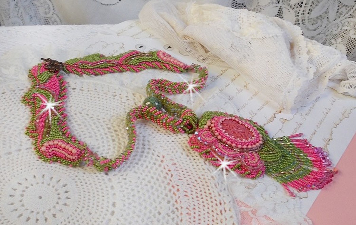 Colar Miss Lady bordado com contas de sementes verdes e rosa e um cabochon de resina