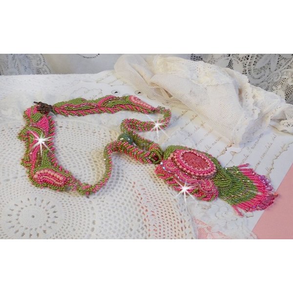 Colar Miss Lady bordado com contas de sementes verdes e rosa e um cabochon de resina