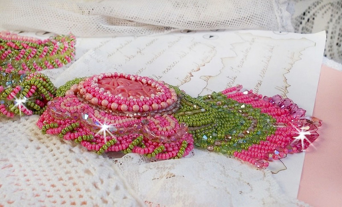 Colar Miss Lady bordado com contas de sementes verdes e rosa e um cabochon de resina