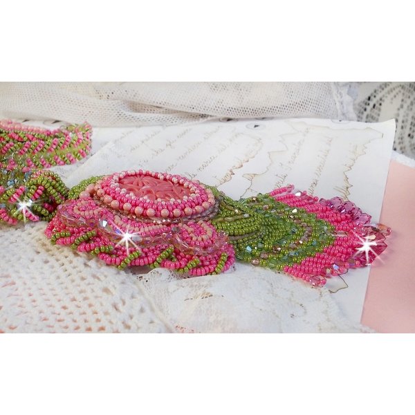 Colar Miss Lady bordado com contas de sementes verdes e rosa e um cabochon de resina