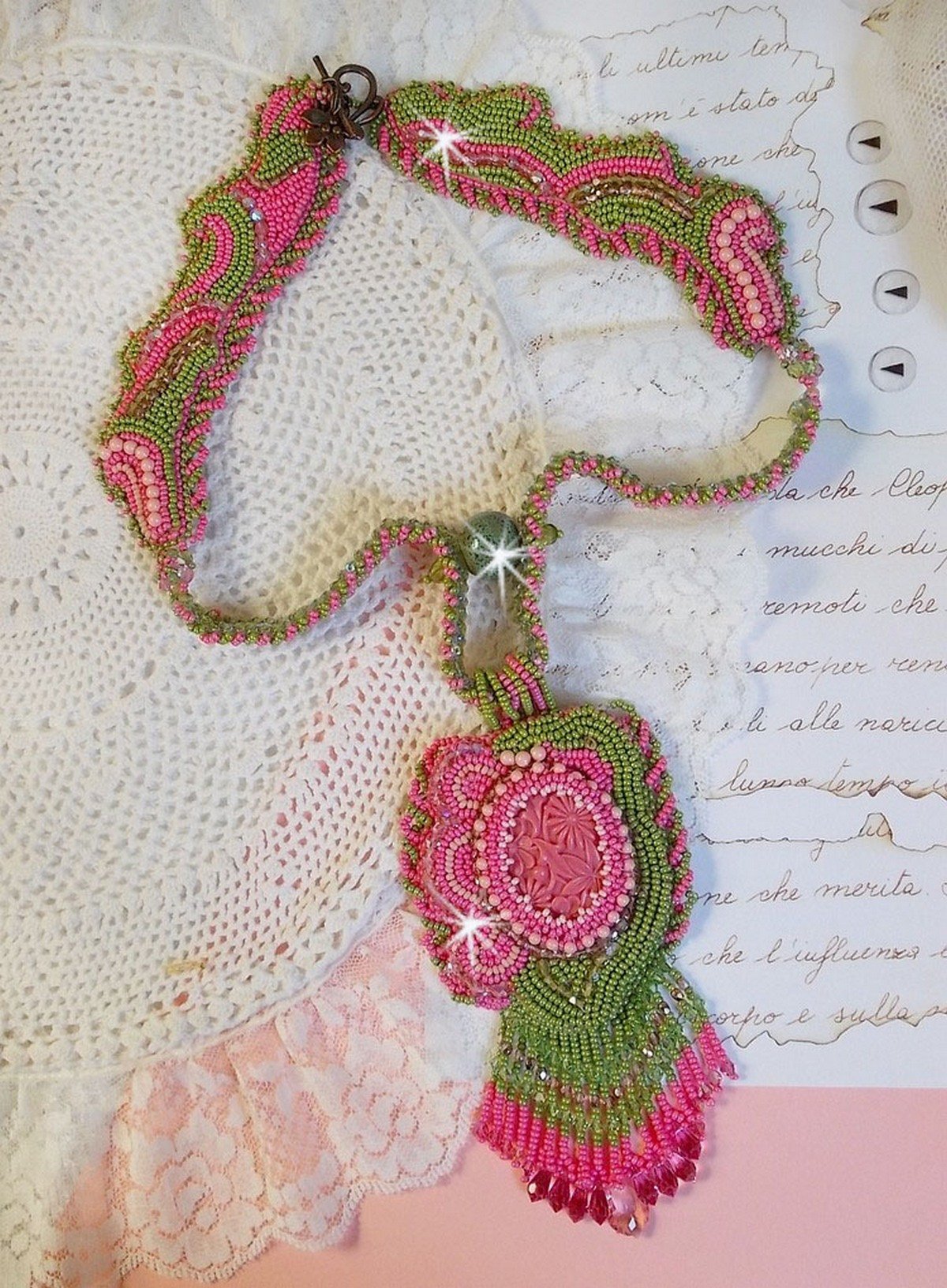 Colar Miss Lady bordado com contas de sementes verdes e rosa e um cabochon de resina
