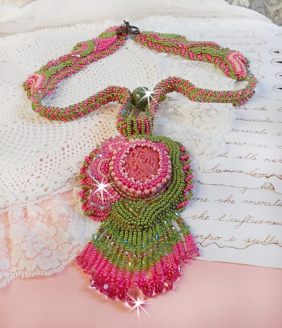 Colar Miss Lady bordado com contas de sementes verdes e rosa e um cabochon de resina