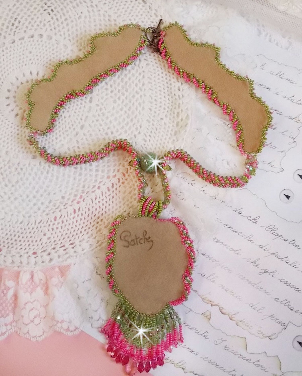 Colar Miss Lady bordado com contas de sementes verdes e rosa e um cabochon de resina