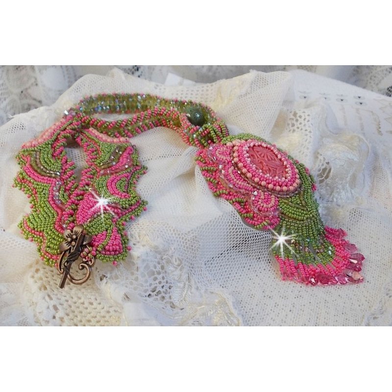 Colar Miss Lady bordado com contas de sementes verdes e rosa e um cabochon de resina