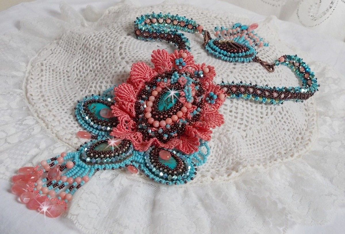 Colar Naïade Haute-Couture criado com cabochons turquesa, cristais PureCrystal, rendas e vários grânulos