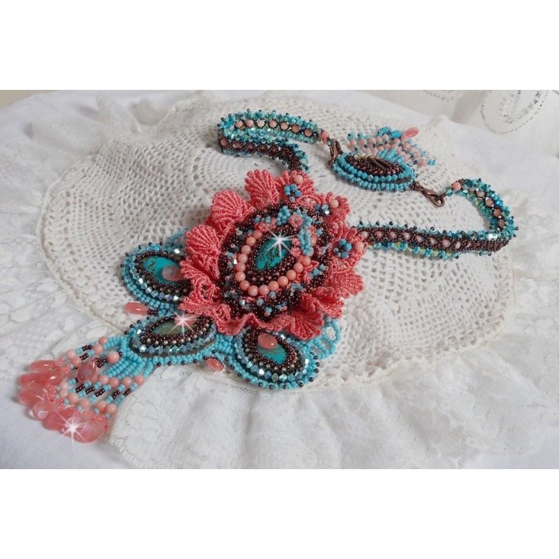 Colar Naïade Haute-Couture criado com cabochons turquesa, cristais PureCrystal, rendas e vários grânulos