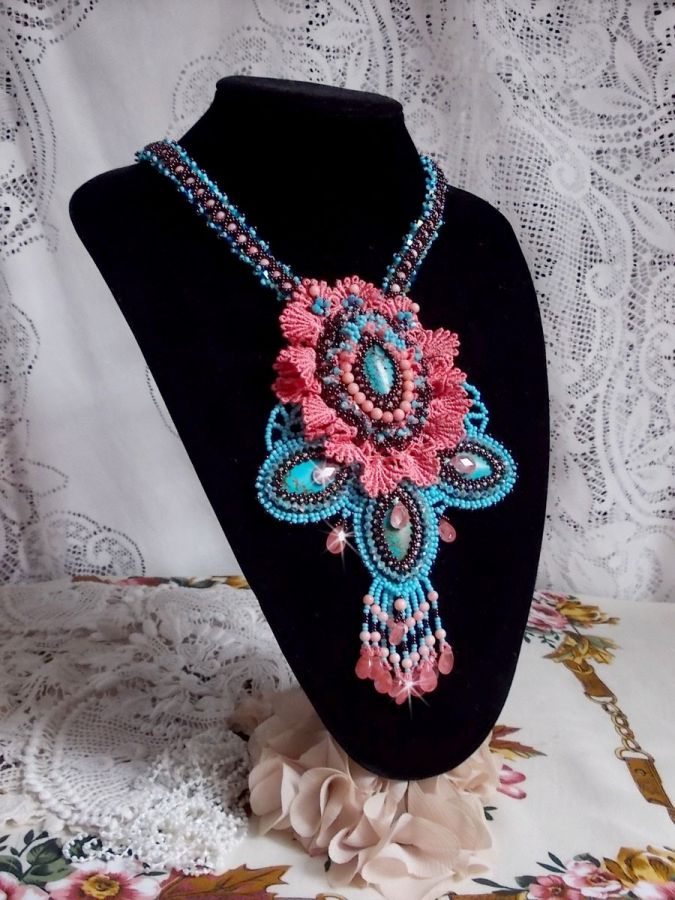 Colar Naïade Haute-Couture criado com cabochons turquesa, cristais PureCrystal, rendas e vários grânulos