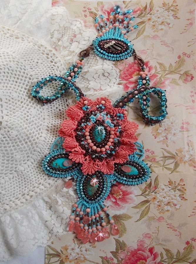 Colar Naïade Haute-Couture criado com cabochons turquesa, cristais PureCrystal, rendas e vários grânulos
