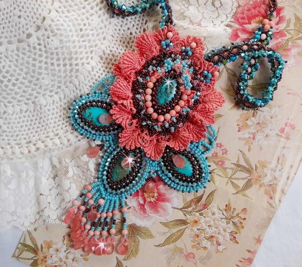 Colar Naïade Haute-Couture criado com cabochons turquesa, cristais PureCrystal, rendas e vários grânulos