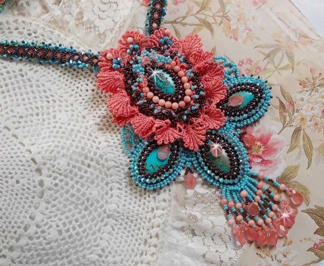 Colar Naïade Haute-Couture criado com cabochons turquesa, cristais PureCrystal, rendas e vários grânulos