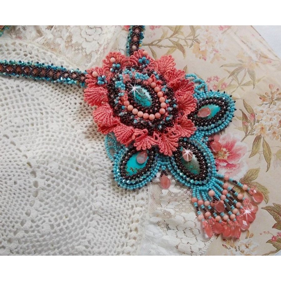Colar Naïade Haute-Couture criado com cabochons turquesa, cristais PureCrystal, rendas e vários grânulos