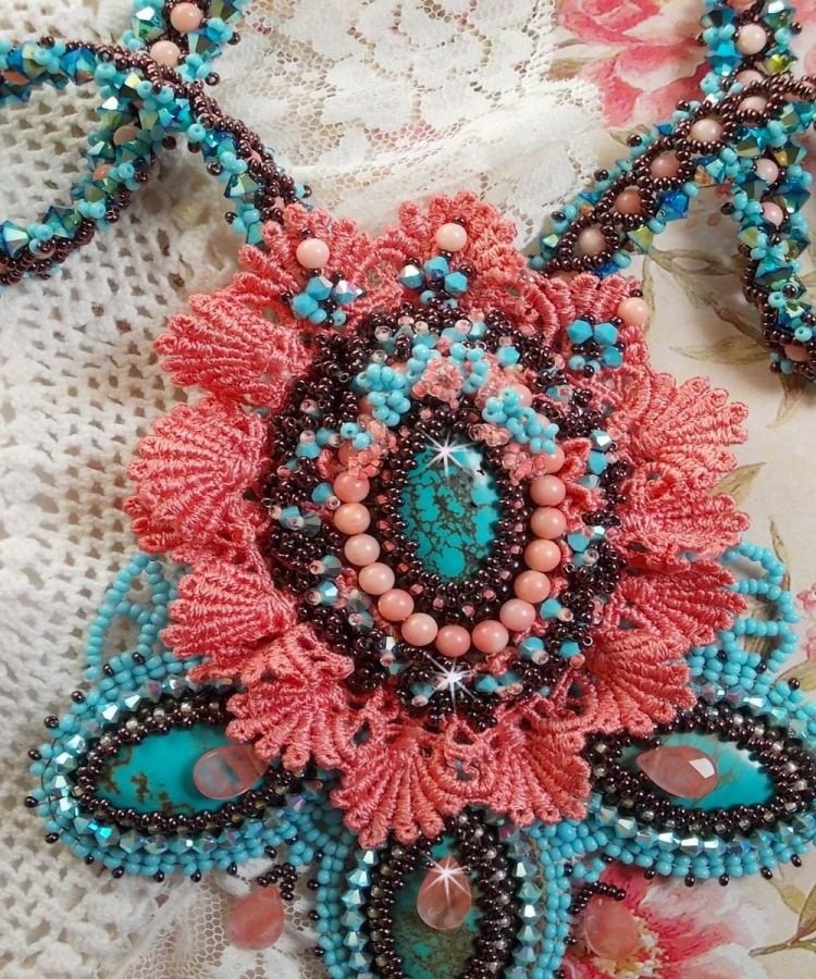 Colar Naïade Haute-Couture criado com cabochons turquesa, cristais PureCrystal, rendas e vários grânulos