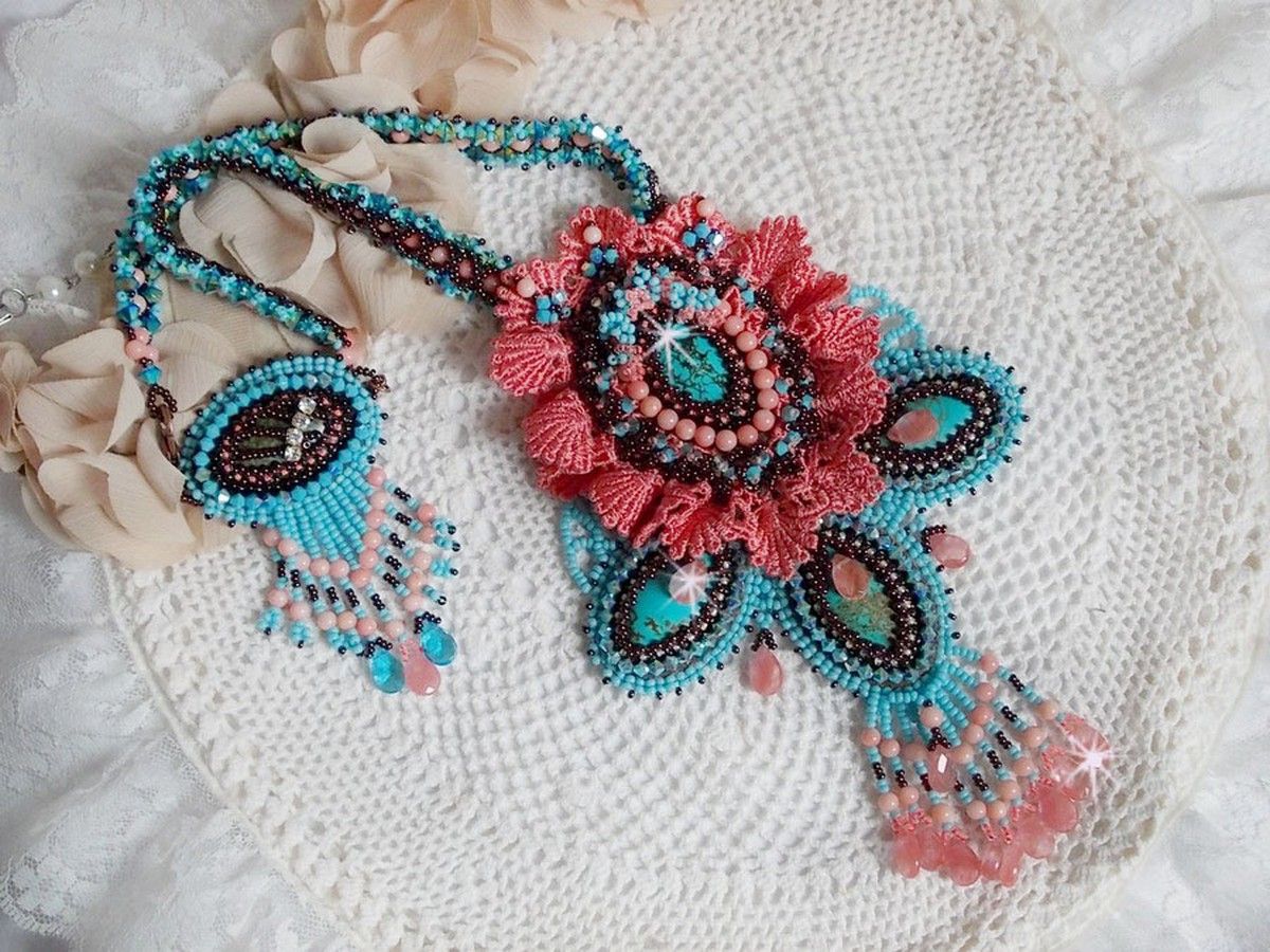 Colar Naïade Haute-Couture criado com cabochons turquesa, cristais PureCrystal, rendas e vários grânulos
