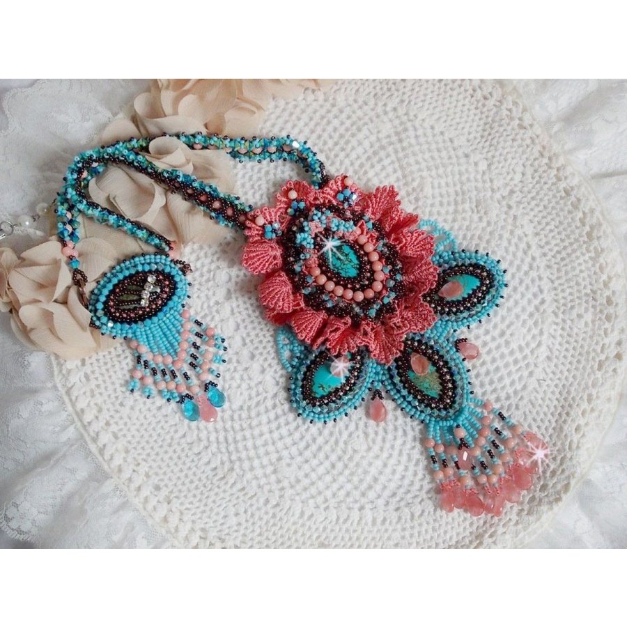 Colar Naïade Haute-Couture criado com cabochons turquesa, cristais PureCrystal, rendas e vários grânulos