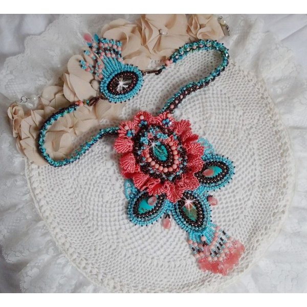 Colar Na&iuml;ade Haute-Couture criado com cabochons turquesa, cristais PureCrystal, rendas e v&aacute;rios gr&acirc;nulos