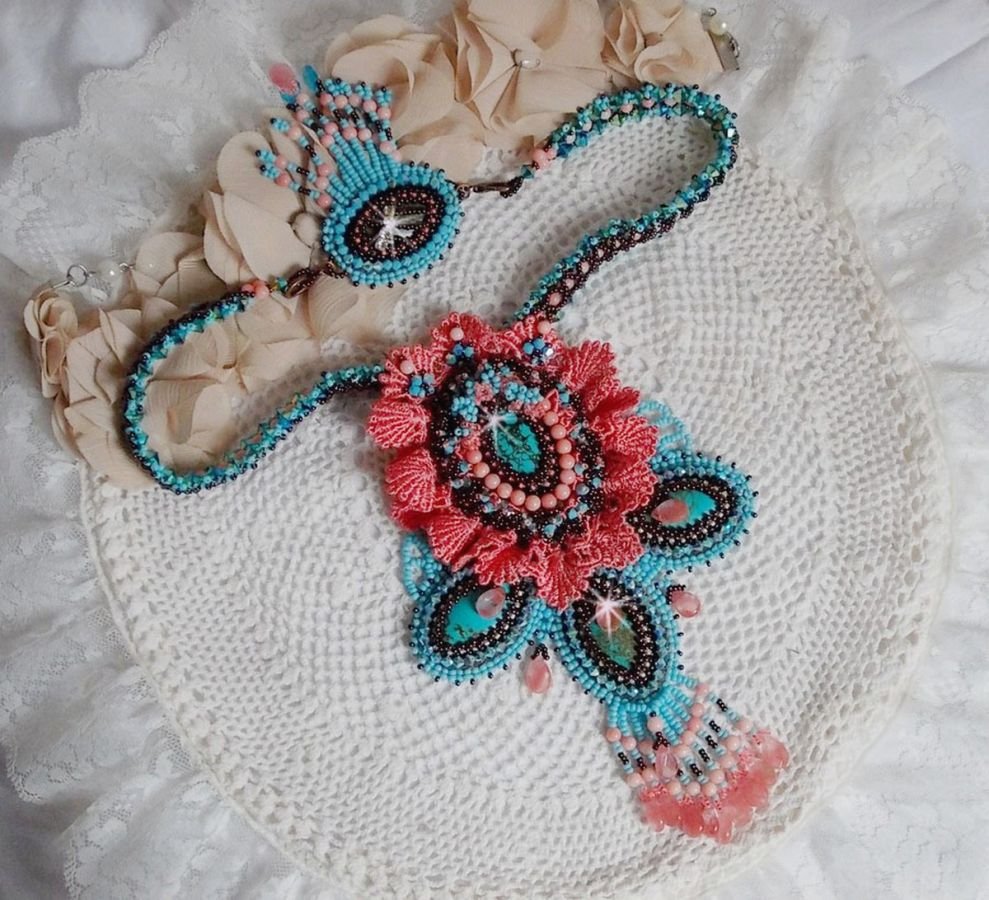 Colar Naïade Haute-Couture criado com cabochons turquesa, cristais PureCrystal, rendas e vários grânulos