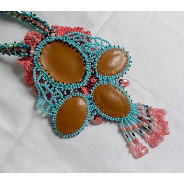 Colar Na&iuml;ade Haute-Couture criado com cabochons turquesa, cristais PureCrystal, rendas e v&aacute;rios gr&acirc;nulos