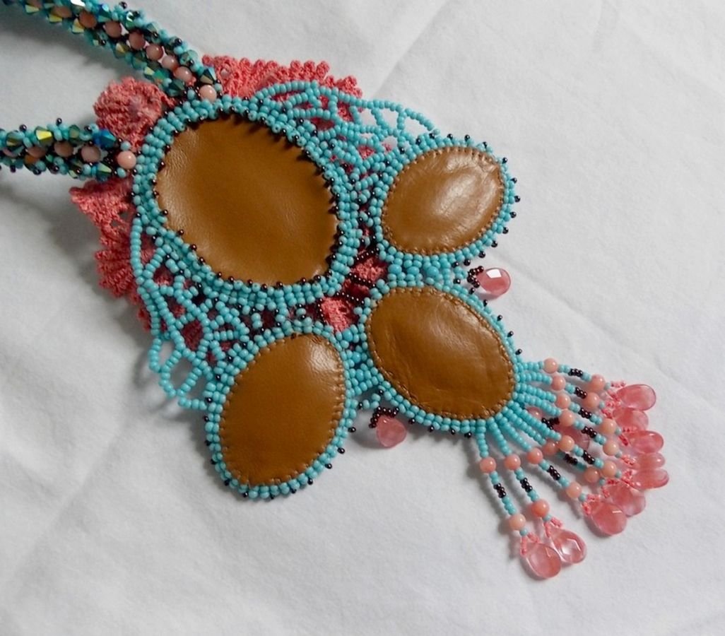 Colar Naïade Haute-Couture criado com cabochons turquesa, cristais PureCrystal, rendas e vários grânulos