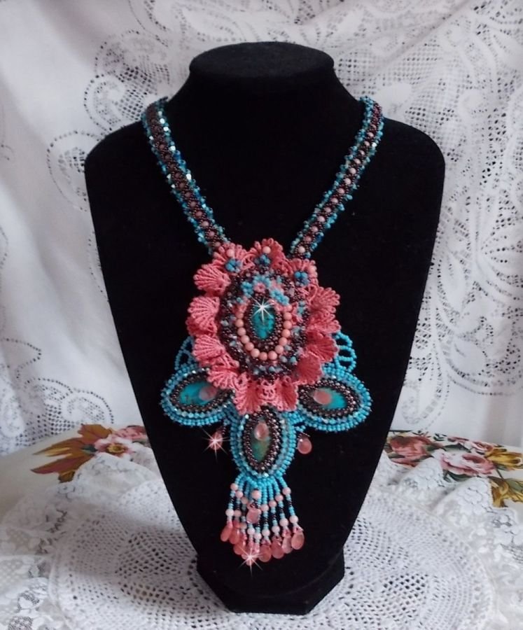 Colar Naïade Haute-Couture criado com cabochons turquesa, cristais PureCrystal, rendas e vários grânulos