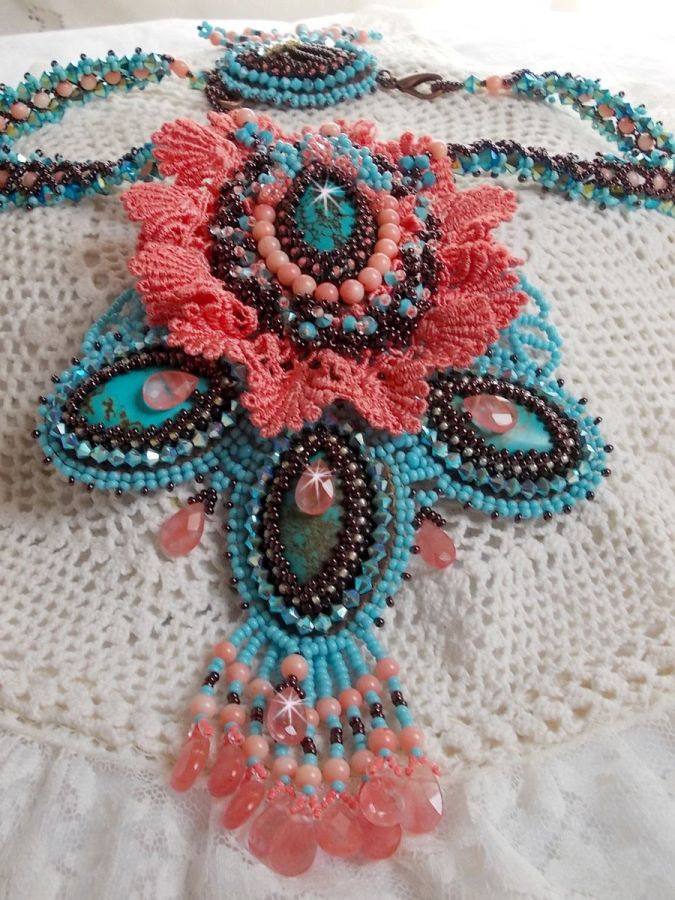 Colar Naïade Haute-Couture criado com cabochons turquesa, cristais PureCrystal, rendas e vários grânulos