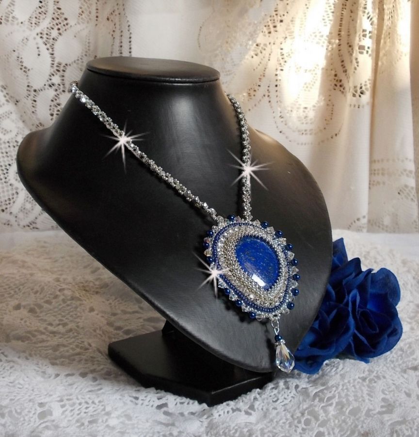 Colar do Nilo Azul bordado com um cabochão de pêra Lapis Lazuli e cristais Swarovski