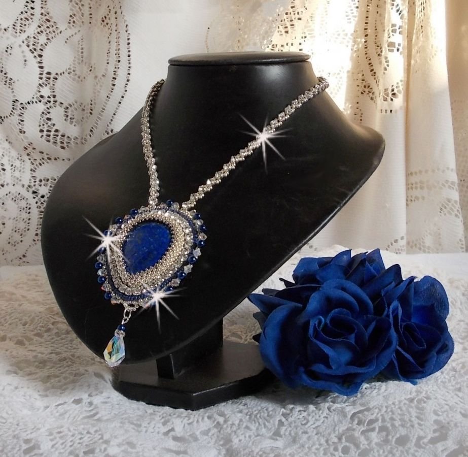 Colar do Nilo Azul bordado com um cabochão de pêra Lapis Lazuli e cristais Swarovski