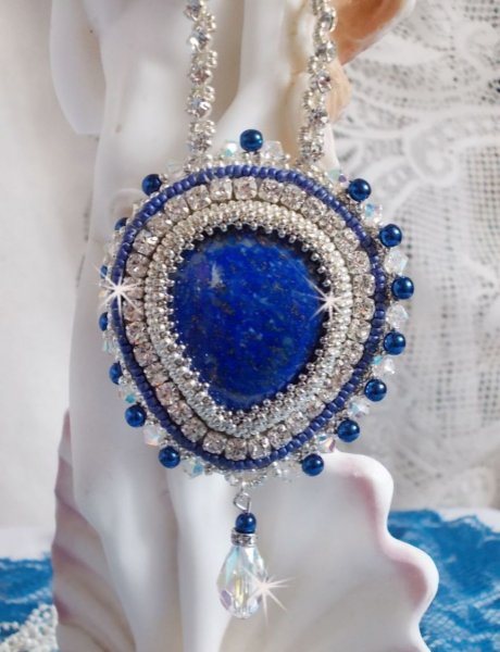 Colar do Nilo Azul bordado com um caboch&atilde;o de p&ecirc;ra Lapis Lazuli e cristais Swarovski