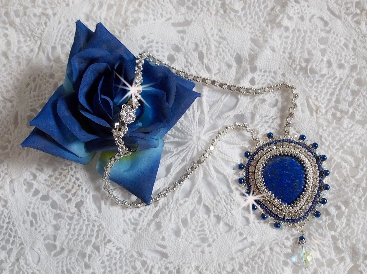 Colar do Nilo Azul bordado com um cabochão de pêra Lapis Lazuli e cristais Swarovski