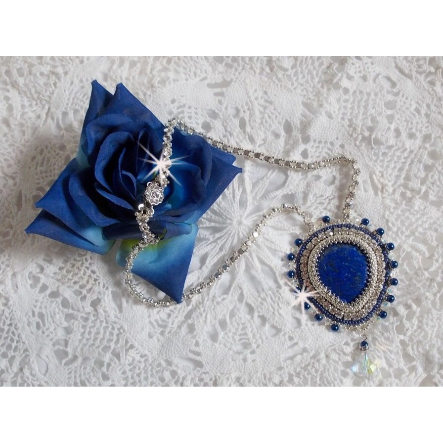 Colar do Nilo Azul bordado com um cabochão de pêra Lapis Lazuli e cristais Swarovski