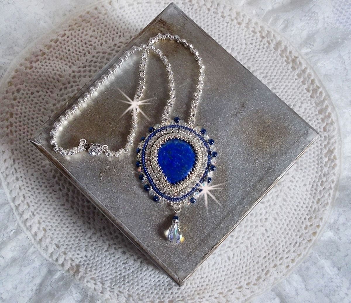 Colar do Nilo Azul bordado com um cabochão de pêra Lapis Lazuli e cristais Swarovski