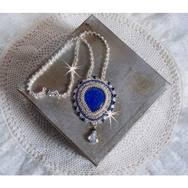 Colar do Nilo Azul bordado com um caboch&atilde;o de p&ecirc;ra Lapis Lazuli e cristais Swarovski