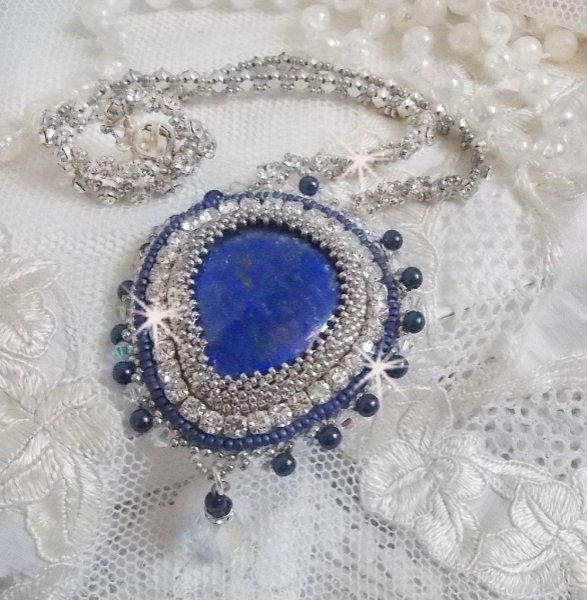 Colar do Nilo Azul bordado com um caboch&atilde;o de p&ecirc;ra Lapis Lazuli e cristais Swarovski