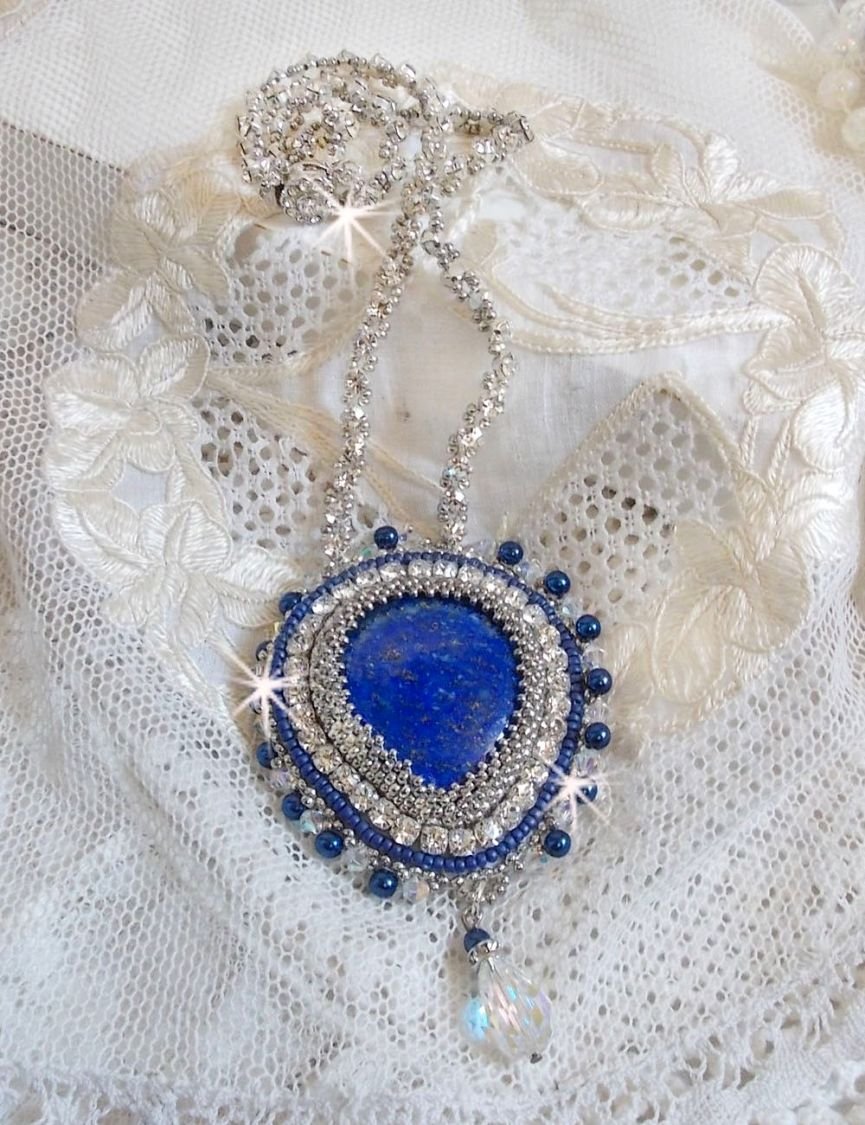 Colar do Nilo Azul bordado com um cabochão de pêra Lapis Lazuli e cristais Swarovski