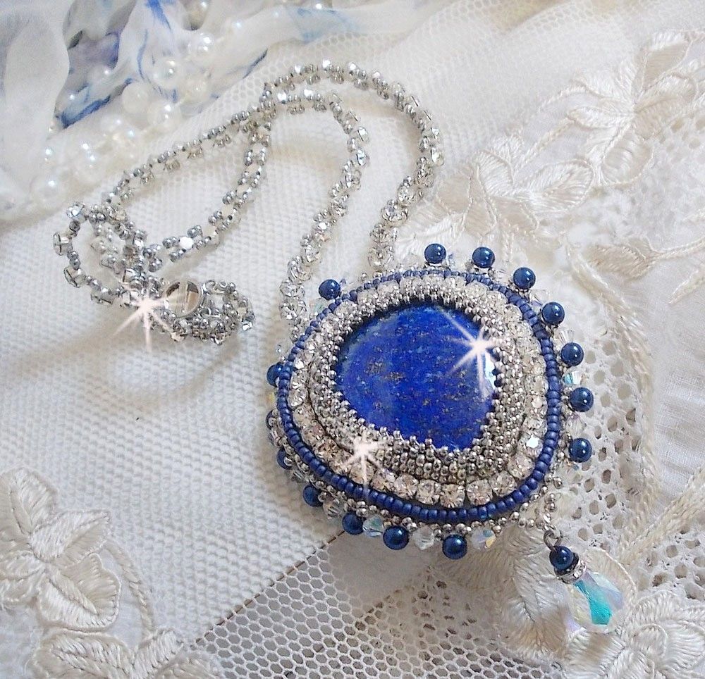 Colar do Nilo Azul bordado com um cabochão de pêra Lapis Lazuli e cristais Swarovski