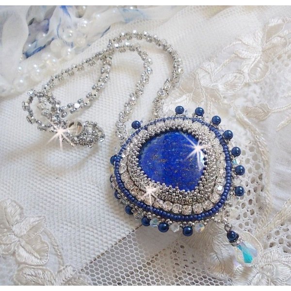 Colar do Nilo Azul bordado com um caboch&atilde;o de p&ecirc;ra Lapis Lazuli e cristais Swarovski