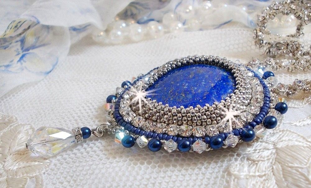 Colar do Nilo Azul bordado com um cabochão de pêra Lapis Lazuli e cristais Swarovski