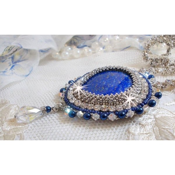 Colar do Nilo Azul bordado com um cabochão de pêra Lapis Lazuli e cristais Swarovski