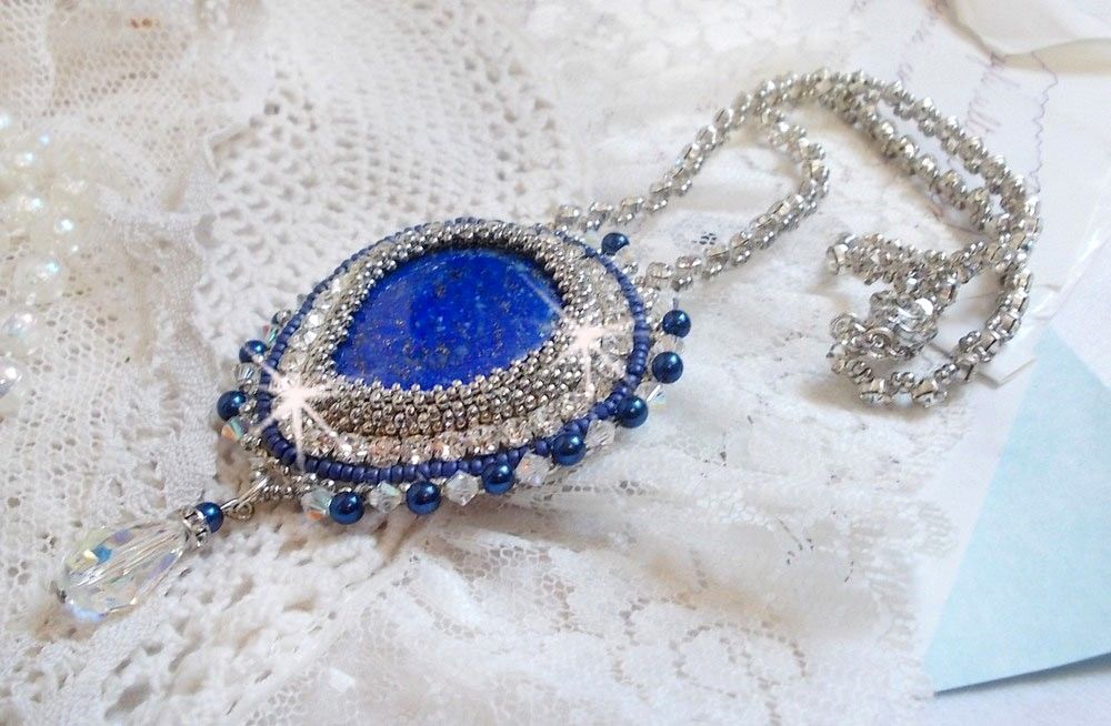 Colar do Nilo Azul bordado com um cabochão de pêra Lapis Lazuli e cristais Swarovski
