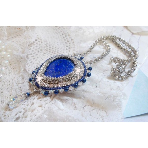 Colar do Nilo Azul bordado com um cabochão de pêra Lapis Lazuli e cristais Swarovski