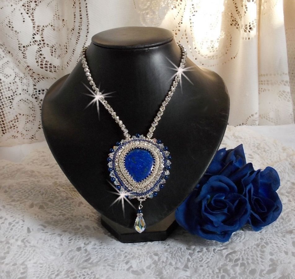 Colar do Nilo Azul bordado com um cabochão de pêra Lapis Lazuli e cristais Swarovski