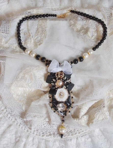 Colar Vintage Sacred Black Haute-Couture bordado com cristais Swarovski, fita de organza e missangas Miyuki