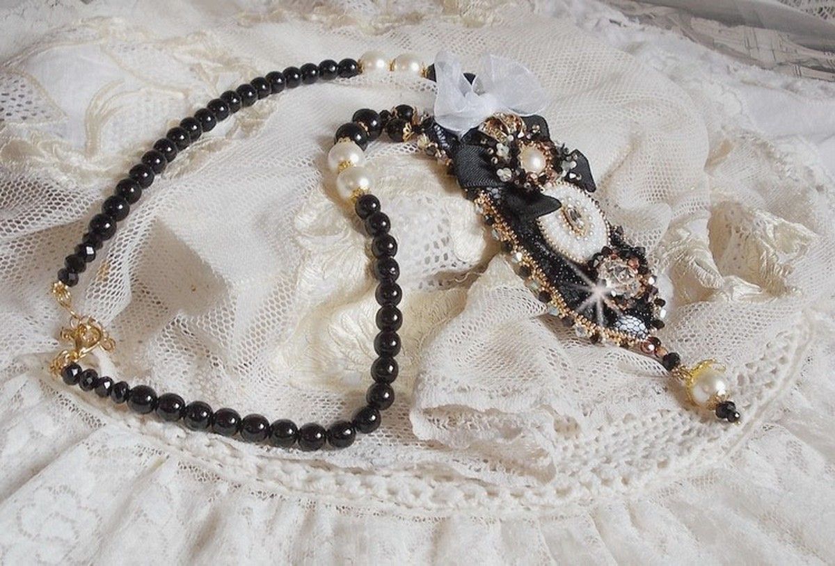 Colar Vintage Sacred Black Haute-Couture bordado com cristais Swarovski, fita de organza e missangas Miyuki